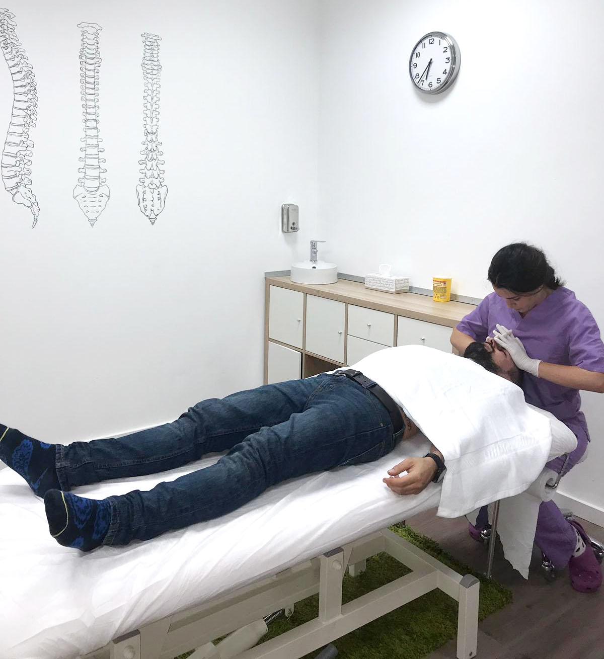 Sesión de fisioterapia en una camilla de CMDent