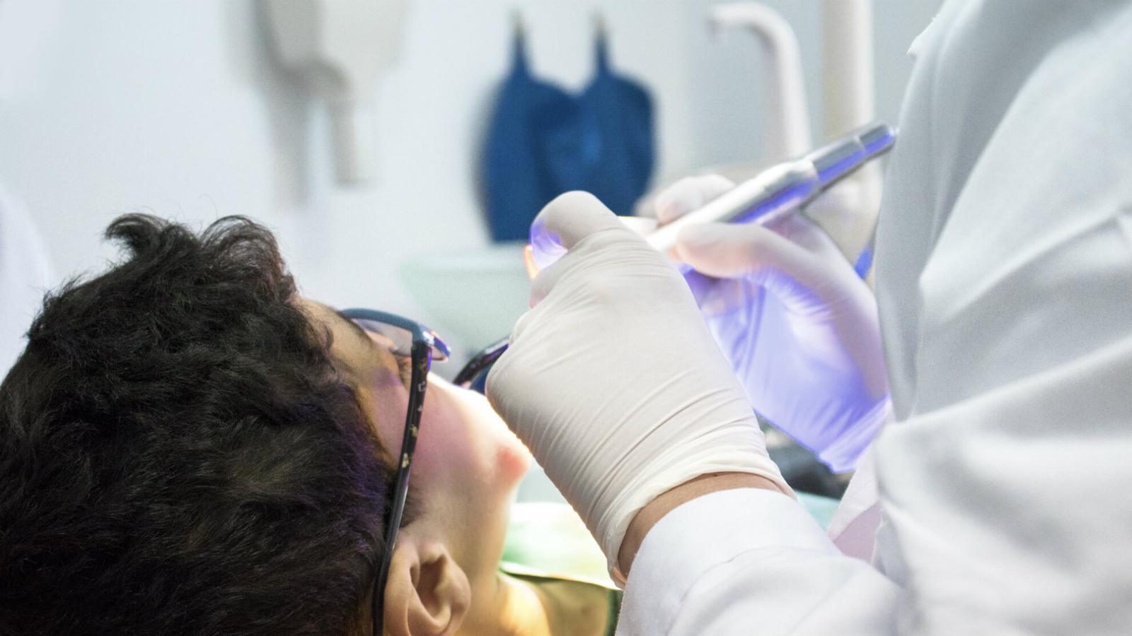 Revisión dental a un paciente joven
