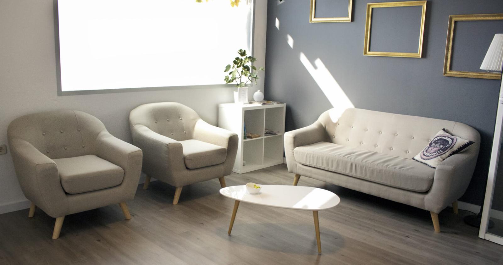 Sala de espera de CMDent con sofá y butacas